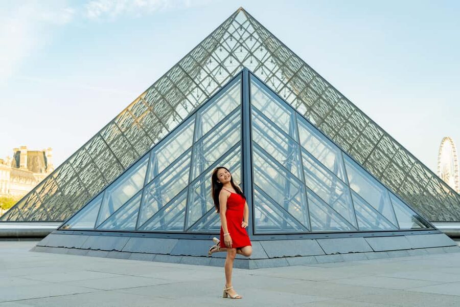 Paris: Louvre Photo Shoot - The Louvre pyramid makes a powerful portrait setting
