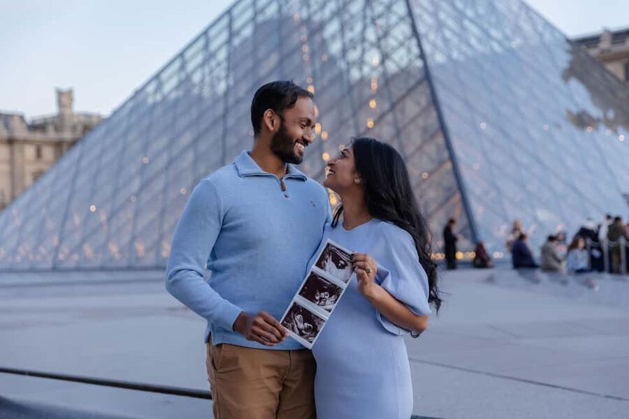 Paris: Louvre photoshoot or Seine bridges Eiffel Tower walk - Choosing between the four photo options