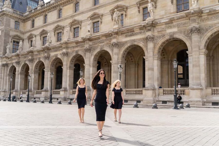 Paris: Louvre photoshoot or Seine bridges Eiffel Tower walk - Notre Dame and the eastern end of the route