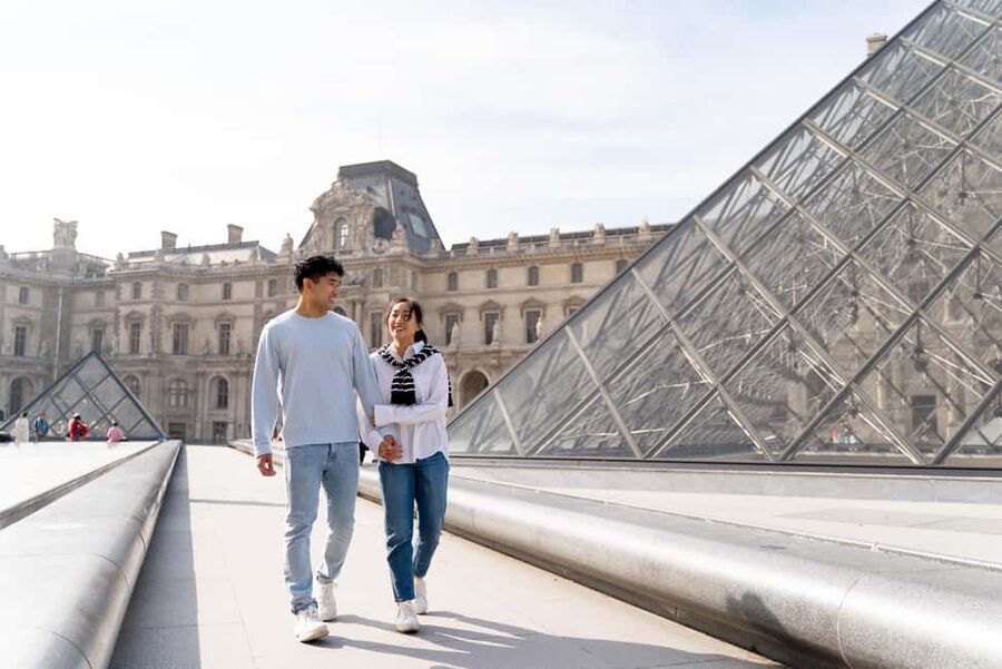 Paris: Louvre photoshoot or Seine bridges Eiffel Tower walk - Is $53 a good value for up to five people?
