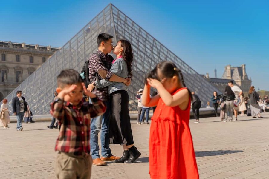 Paris: Louvre photoshoot or Seine bridges Eiffel Tower walk - Timing, meeting points, and how to prepare