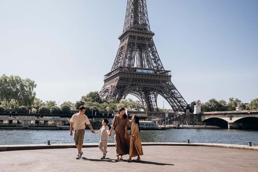 Paris: Private Eiffel Tower Photoshoot for Couples & Family - Who will enjoy this private Paris session most?