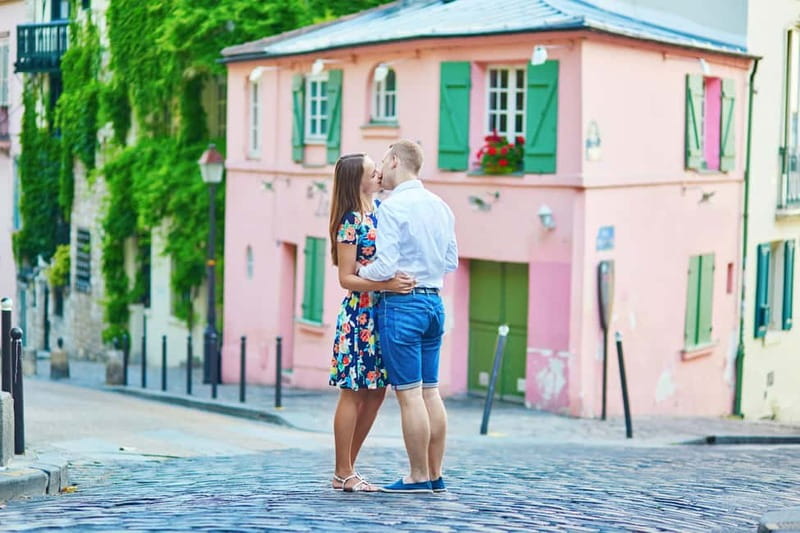 Paris: Private Montmartre Photoshoot with Parisian Charm - What happens during the 30-minute session