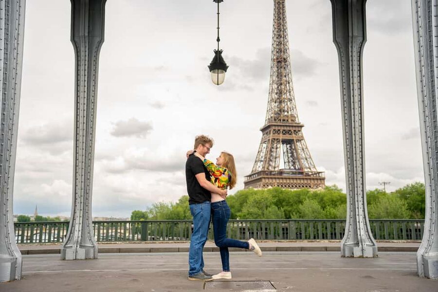 Paris: Private Photoshoot at the Eiffel Tower - What the posing guidance feels like