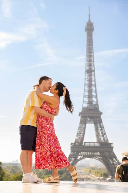 Paris: Private Photoshoot at the Eiffel Tower - How the $41 group price compares