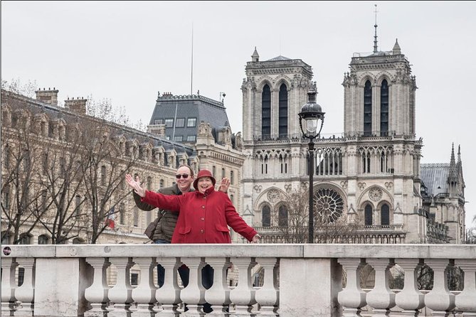 Paris Private Walking Tour with a Personal Photographer - The Louvre and Seine photo stops