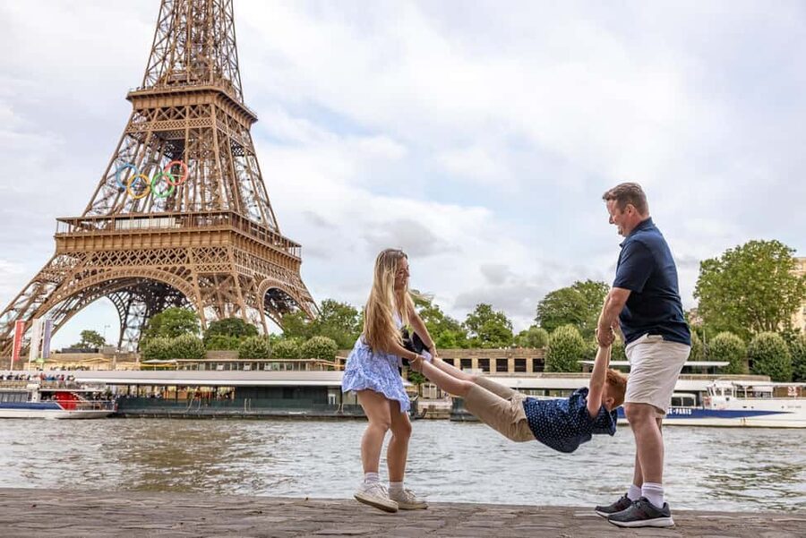 Paris: Professional Photoshoot - Weather, timing, and comfort