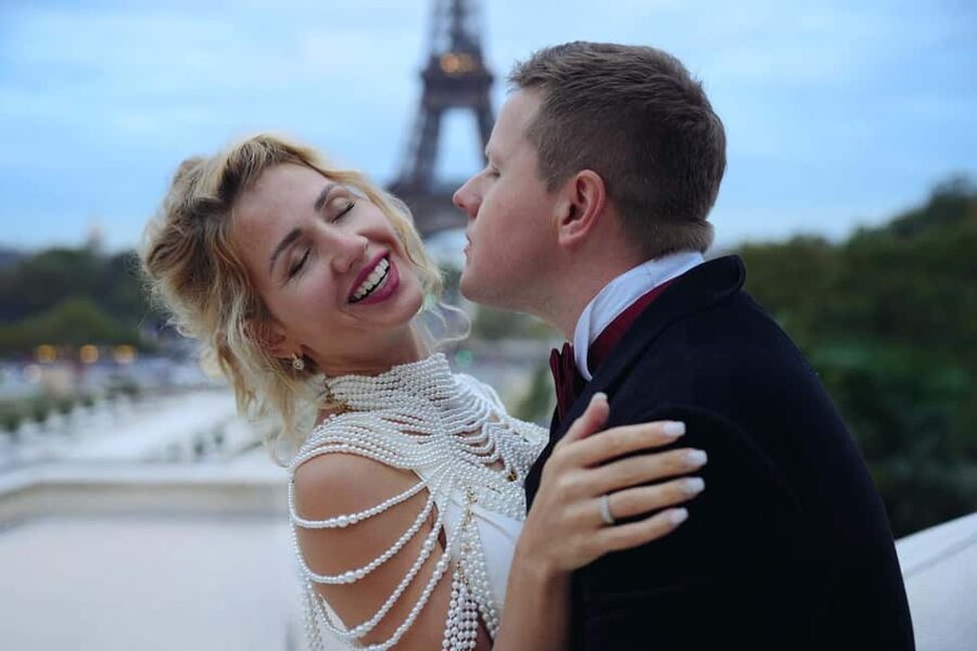Paris: Professional Photoshoot by the Eiffel Tower - Who should book this session?