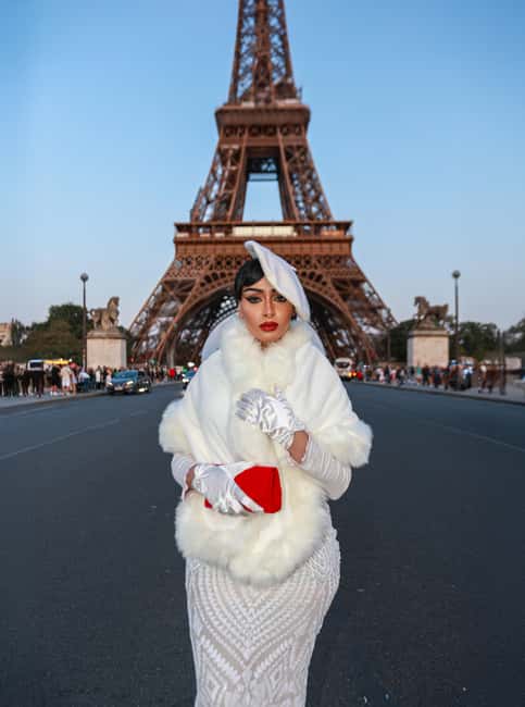 Paris: Professional Photoshoot with 300+ Photos + 1 present - The same-day photo delivery