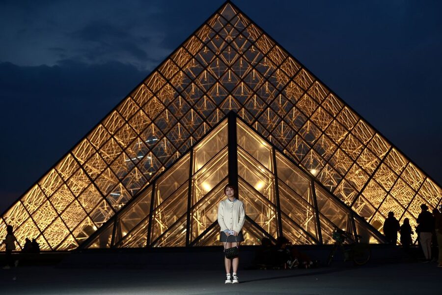 Paris: Professional Photoshoot with 300+ Photos + 1 present - Should you book it?