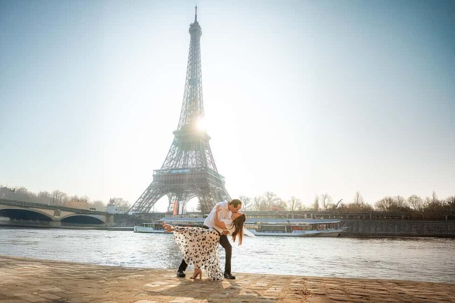 Paris: Professional Photoshoot with the Eiffel Tower - Shared session or private session?