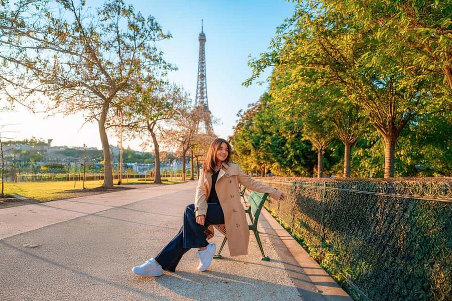A portrait session on a tree-lined Paris avenue in autumn light