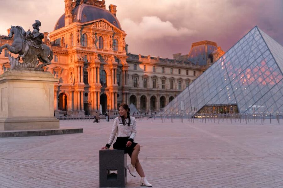 Paris:sunset photoshoot in ❤️️ of Paris- Louvre Orsay Eiffel - The 15-minute session: quick, focused, and close to the bridge