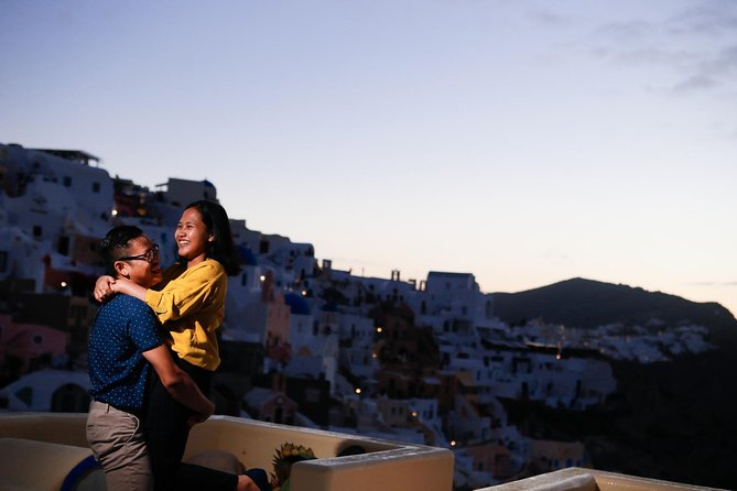 Personal Travel and Vacation Photographer Tour in Santorini - A photographer who helps you feel natural