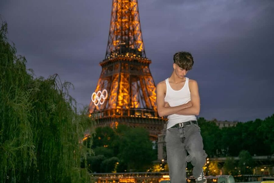 Photo session for couples with flowers around Eiffel tower - Why Trocadéro makes such a good photo setting