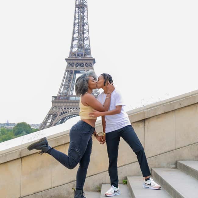 Photo session for couples with flowers around Eiffel tower - Booking and timing tips