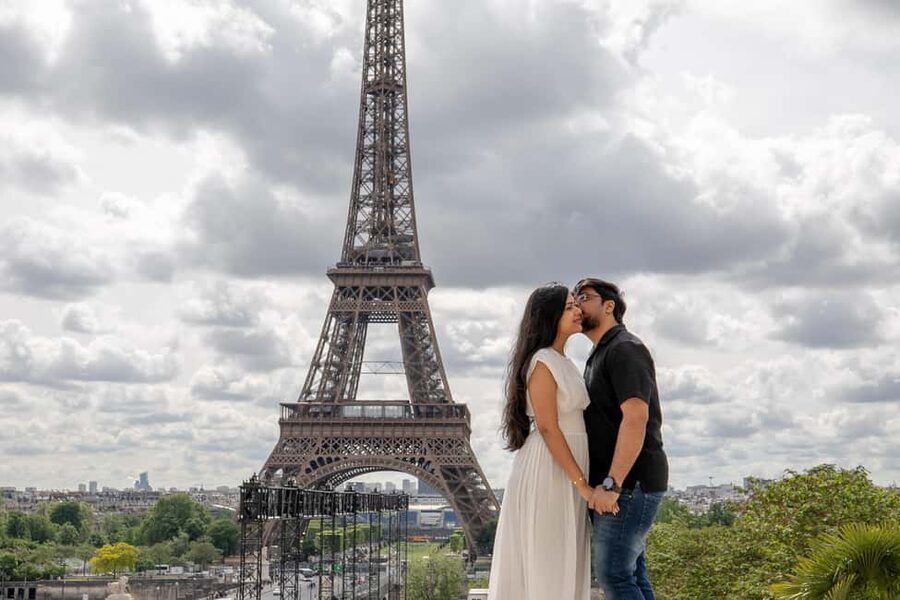 Photo session for couples with flowers around Eiffel tower - Meeting at Place du Trocadéro
