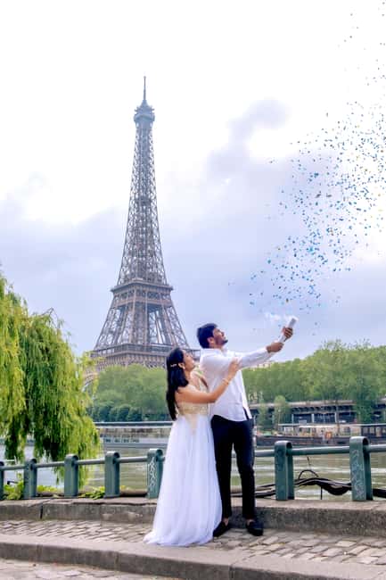 Photo session for couples with flowers around Eiffel tower - Flowers, outfit changes, and the optional extras