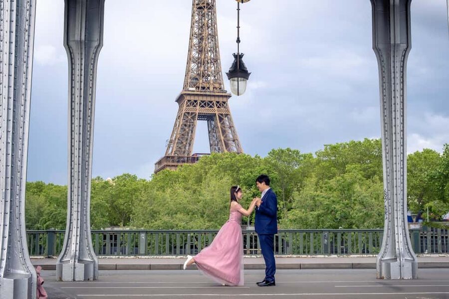 Photo session for couples with flowers around Eiffel tower - What you receive after the shoot