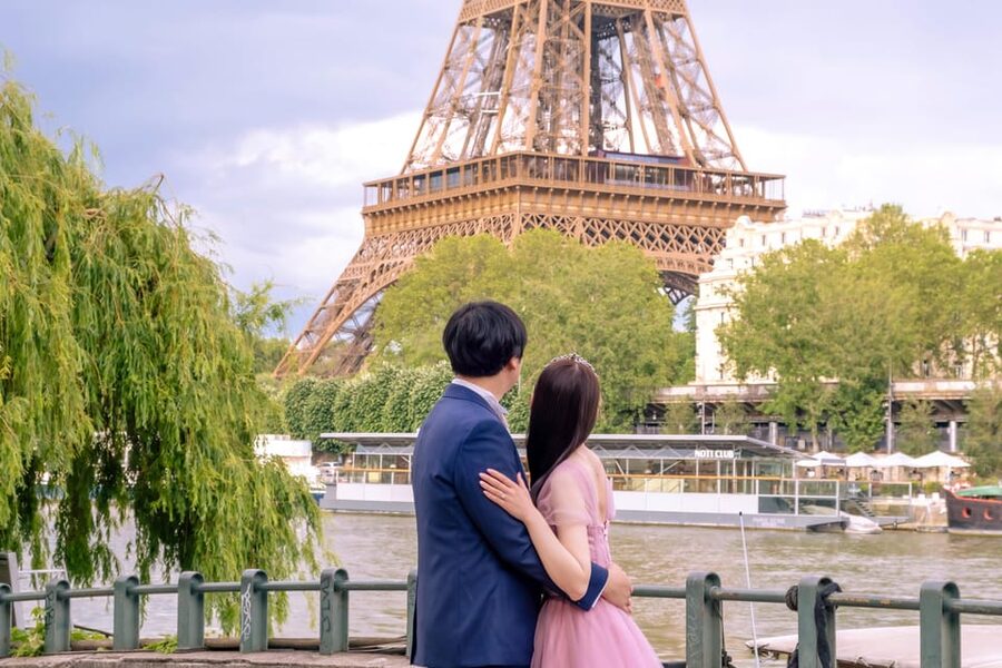 Photo session for couples with flowers around Eiffel tower - The photographer’s role matters more than the camera