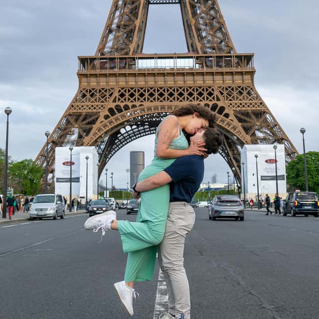 Photo session for couples with flowers around Eiffel tower - Price and value for a couple