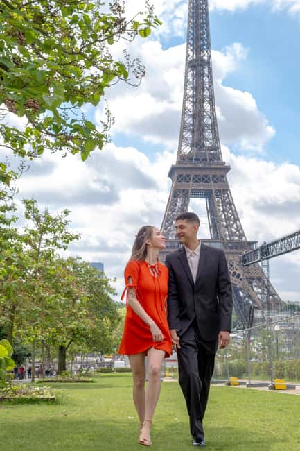 Photo session for couples with flowers around Eiffel tower - What this experience does not include