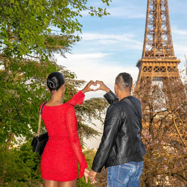 Photo session for couples with flowers around Eiffel tower - Who should book this session