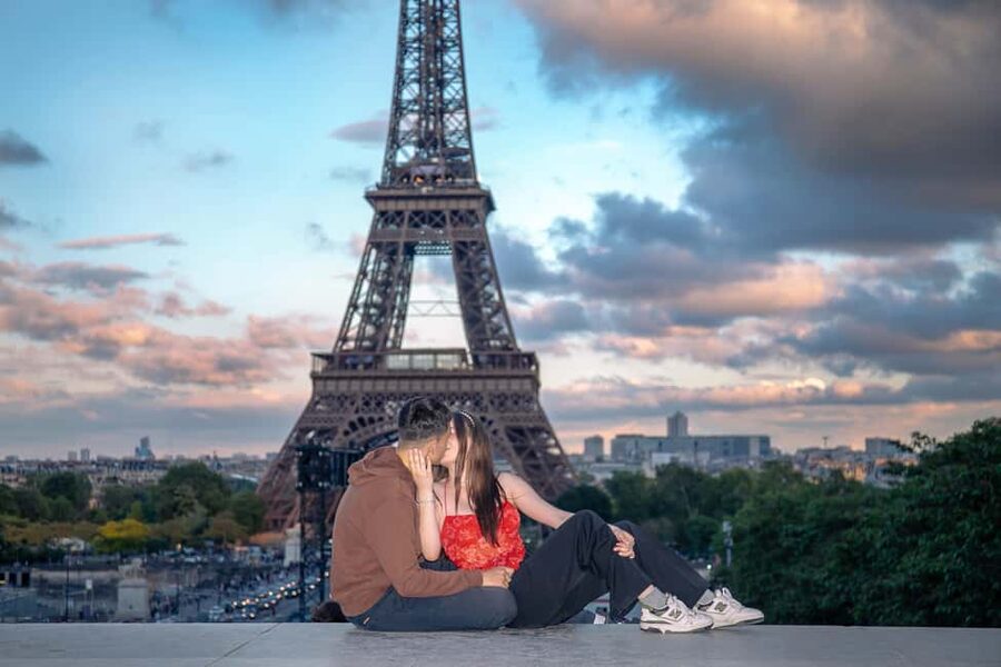 Photo session for couples with flowers around Eiffel tower - How the one-hour session unfolds