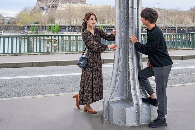 Photo Session in Paris - Photographer at the Eiffel Tower - How the posing guidance changes the experience