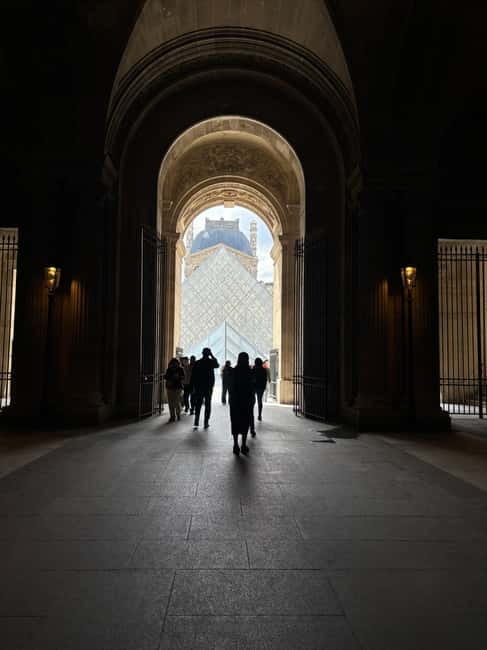 Photo Workshop in Paris sightseeing Notre Dame and Louvre - Starting at Saint Michel and the Latin Quarter