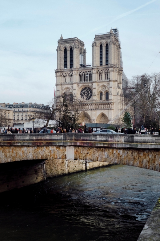 Photo Workshop in Paris sightseeing Notre Dame and Louvre - Palais-Royal Garden and the quieter pause