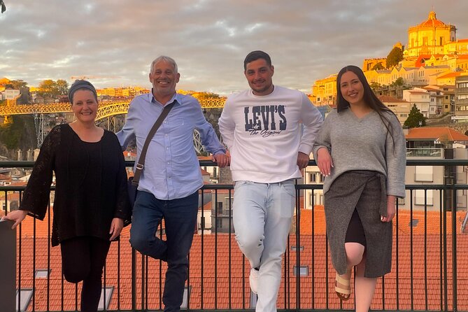 Photoshoot Session for Solo, Couples and Groups in Porto area - What you receive: 150 photos and five edited images