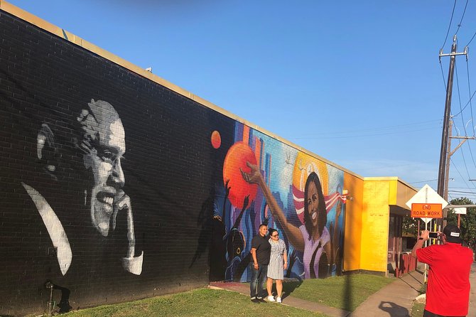 Private Houston Mural Instagram Tour by Cart - Small details that make the ride better