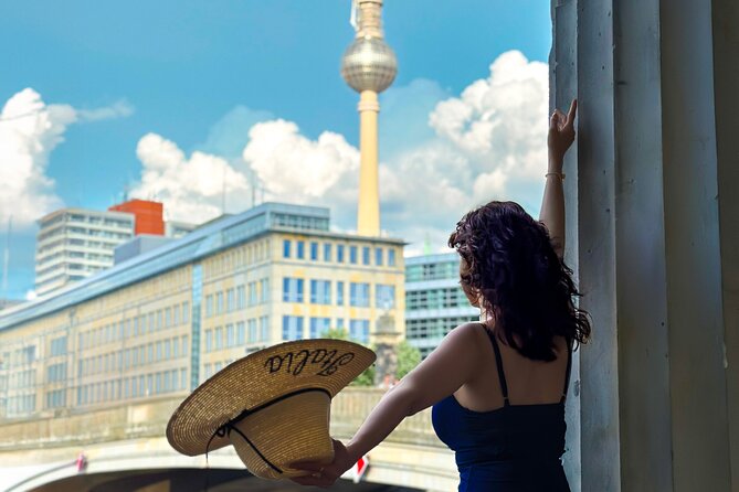 Private Personalized Photoshoot in Berlin - Meeting at Friedrichsbrücke
