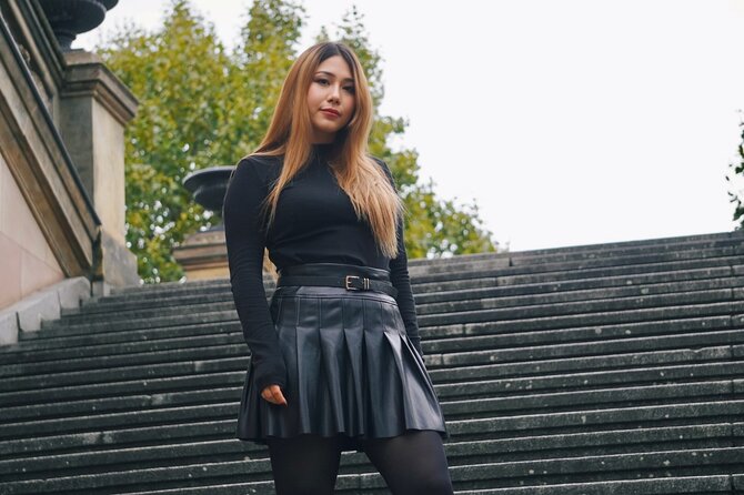 Private Photo Session in the Streets of Berlin - Annika Rose makes the session easier for non-models