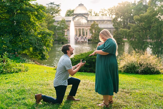 Private Photo Session Tour for Couples in Madrid - Sabatini Gardens make a calm final scene