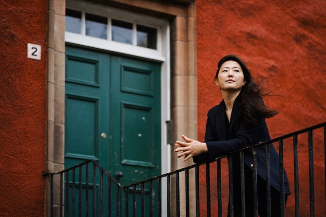 Private Photoshoot in Edinburgh with a Professional Photographer - Edinburgh Castle and the Vennel view