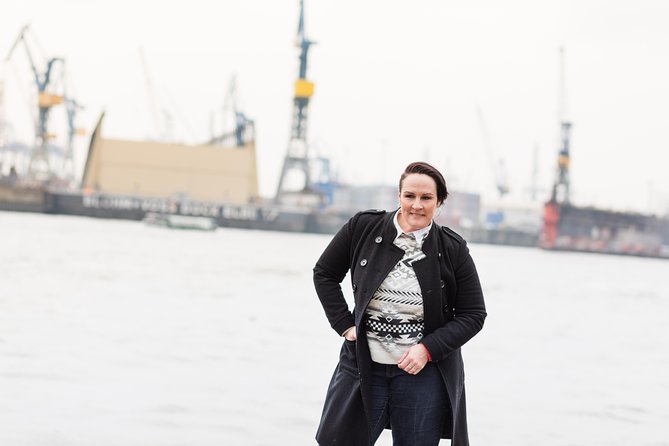 Private Romantic Urban & Street Photoshoot - Brooksbrücke and the Speicherstadt finale