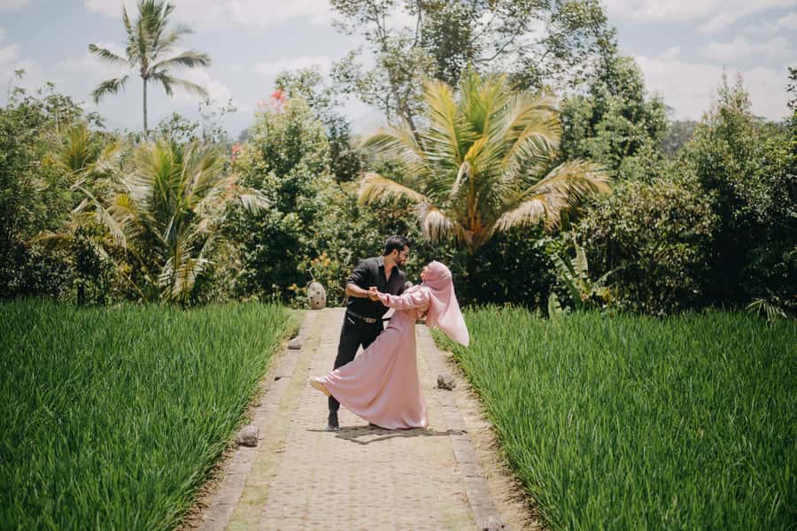 Private Ubud Tour With Professional Photographer with Edit - Walking through Abian Desa Rice Terrace