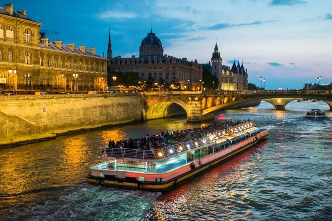 Professional Photo Shoot Walking Tour in Central Paris - Why this Paris photo walk is different from a selfie stop