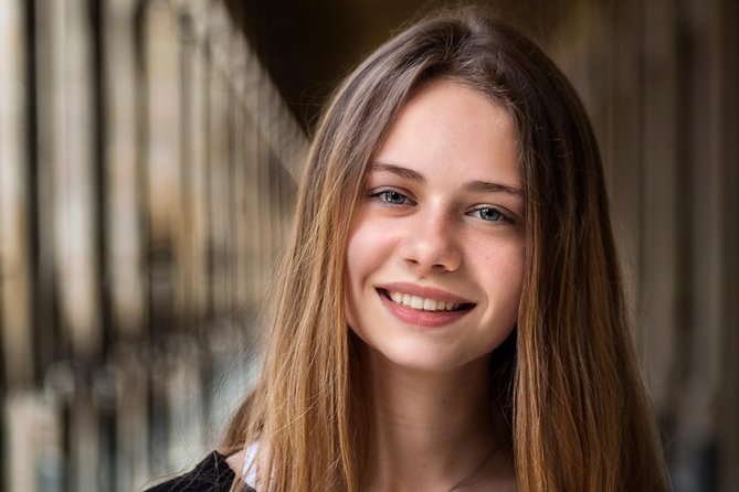 Professional Photo Shoot Walking Tour in Central Paris - How Ari handles families, couples, and proposals