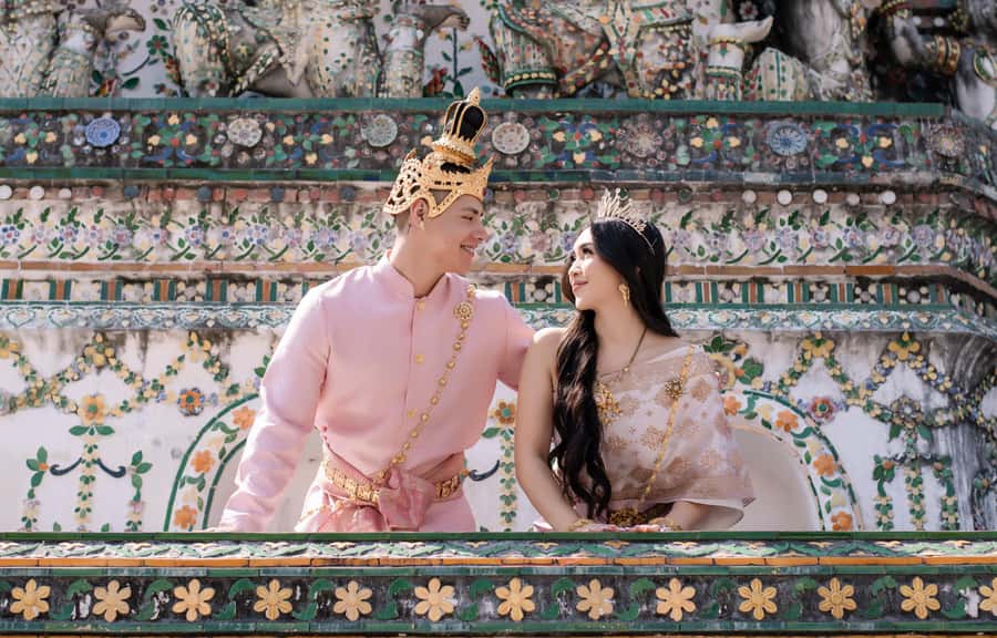 Professional Thai Costume Photography at Wat Arun, Bangkok - Wat Arun turns a photo session into a temple visit