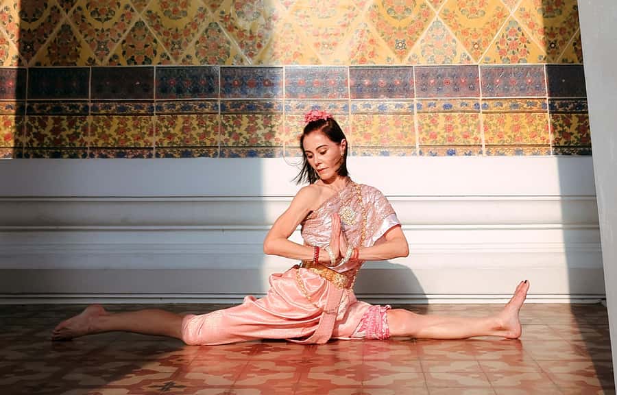 Professional Thai Costume Photography at Wat Arun, Bangkok - Choosing a traditional Thai costume