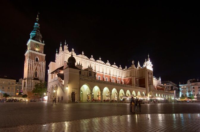 Pub Crawl + Unlimited Drinks + VIP entry + Drinking Games & Photographer - Krakow Pub Crawl at a Glance