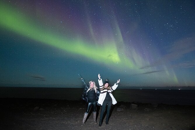 Reykjavik Private Northern Lights Tour with Pro Photographer - Photographing the northern lights with Isabella, Izabela, or Davidias