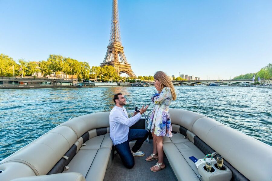 Romantic photo shooting on a private boat in Paris - Key points at a glance