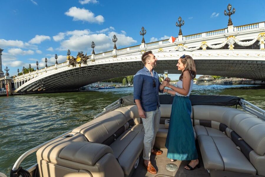 Romantic photo shooting on a private boat in Paris - A private Seine cruise with Paris as the backdrop