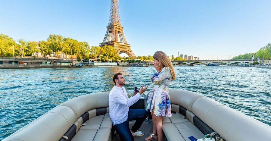Romantic photo shooting on a private boat in Paris - The Eiffel Tower from the Seine