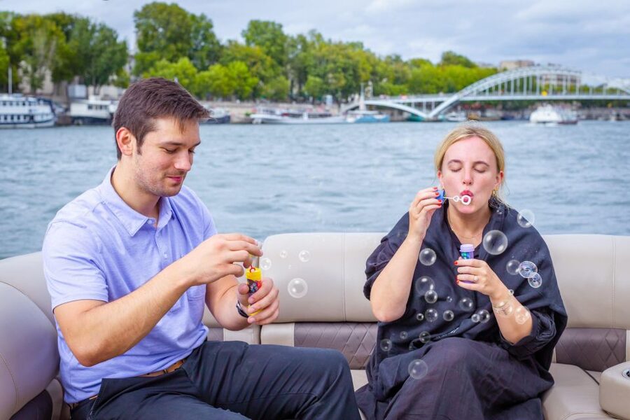 Romantic photo shooting on a private boat in Paris - Bridges, monuments, and the central Paris route