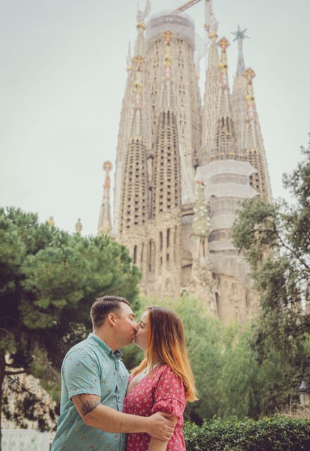 Romantic Photoshoot Experience for Couples in Barcelona - Meeting at the Sagrada Familia Souvenir Shop